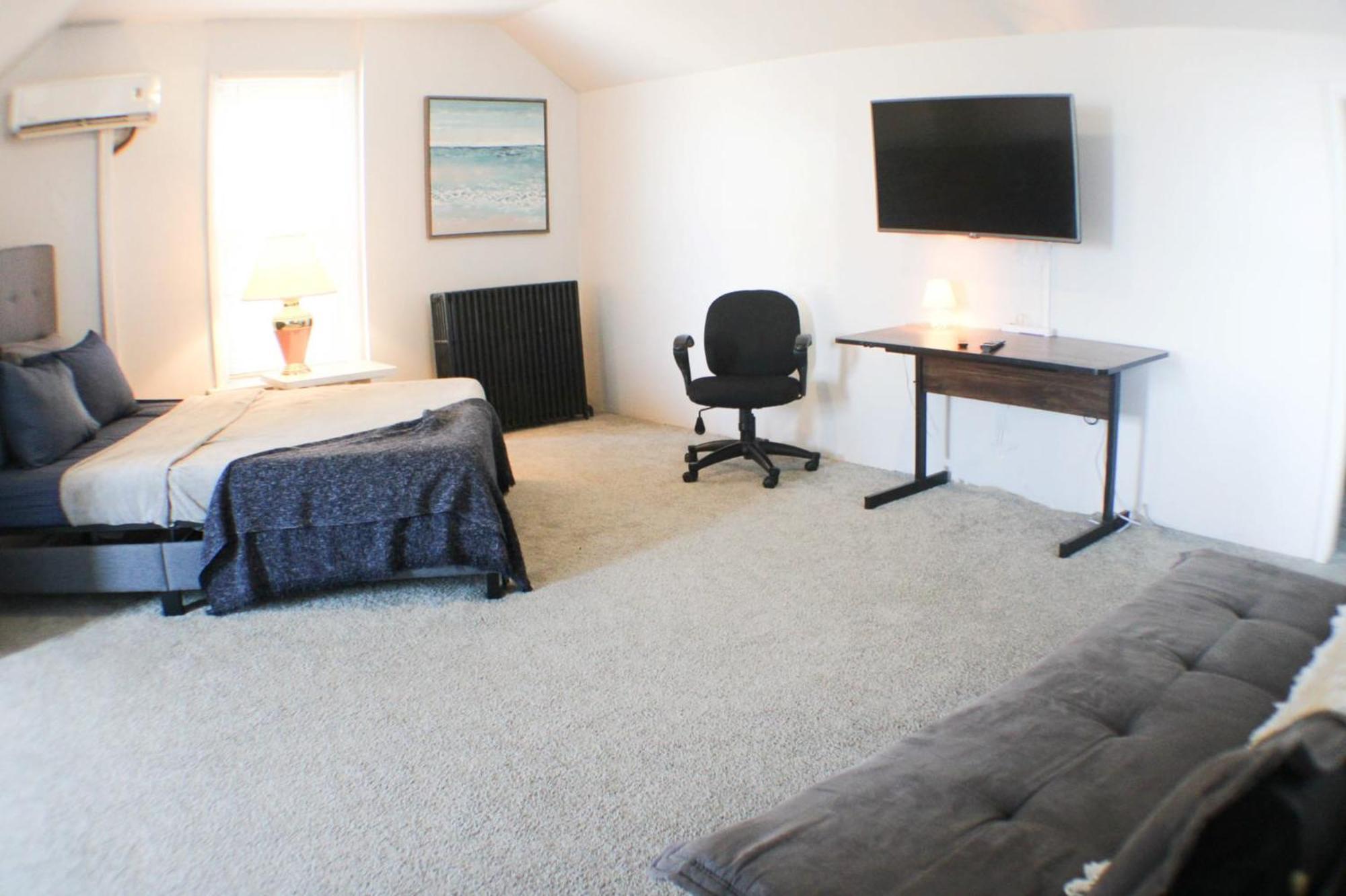 3 Bedroom - Off Street Parking - Amazing View Nearby * Pittsburgh